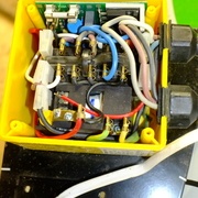 Contacteur sur la machine. Fonctionnement inconnu... Sert sûrement à contrôler en plus le frein magnétique du moteur.