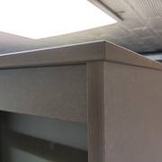 À noter que rien n'est à fleur. Il y a chaque fois un léger décalage entre montants, dessus et dessous de meuble. Purement esthétique pour le chanfrein à 45