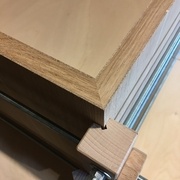 Collage du coffre à l'aide de la presse à cadre