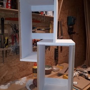 sans les fonds. On peut voir la barre du dessus coupé à 45 degrés destiné à s'emboiter dans le "french cleat"