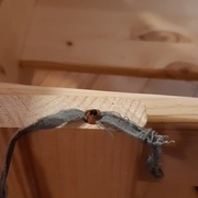 Pointe de crayon glissée dans le trou de la marche devant accueillir le taquet de blocage