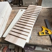 montant après usinage des rainures à la scie à format