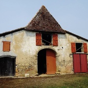 Clouque ayant encore sa fonction de bâtiment agricole, à Sault-de-Navailles (64)