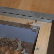 Assemblage du côté droit: tenon chevillé démontable