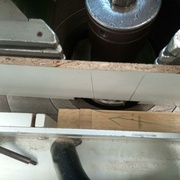 on avance la pièce pour aligner le premier repère sur le guide continu et celui sur la pièce