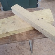 Mi-bois avec un angle "au hasard" dans deux morceaux de même épaisseur ; marquer les intersections au crayon fin