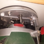 Fixée au plateau par 3 boulons et 3 papillons