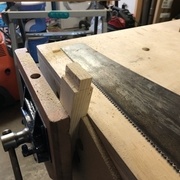 Un moment d'égarement, ça coute cher ; à droite, j'ai oublié que le sciage n'était pas perpendiculaire à la face.