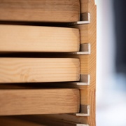 Des cornières en alu guident les cadres