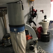 L’aspirateur dans l’état où je l’ai acheté ; j’ai bien évidemment remplacé le sac inférieur par un sac à copeaux en plastique