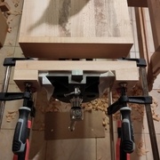 Collage de deux petits bouts de hetre pour pouvoir faire des trous de 20mm et placer des valets.