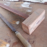 Un coup de râpe sur les arêtes vives, un coup de papier de verre, et c'est terminé