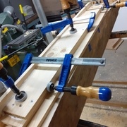 Montant courbe : détail de la lame débordante pour masquer le bout de bardage