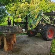 Merci à notre voisin et son tracteur pour lever cette pierre imposante !