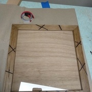 Seconde version, pas parfaite mais que je trouve plus agréable : le chêne est plus clair à l'huile V33 incolore, le contraste plus marqué grâce à l'ébonisation.