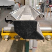 Profil du support chariot, déjà lourd mais soulevable seul, ce qui n'est pas le cas de son grand frère. A la place du scotch, une butée d'arrêt non encore remontée.