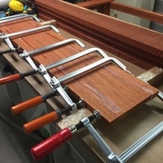 Assemblage et collage de la planche centrale du plateau