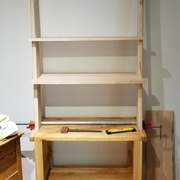 Premières rainures et tests des tablettes. Tout est maintenu en place par des serre-joints.s.