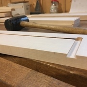 Rainure et queue d'aronde dans la façade