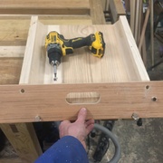 Le gabarit a 5 trous : 3 pour servir de références, 2 pour percer.