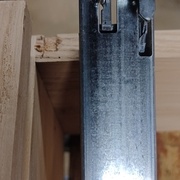 Une petite encoche faite au ciseau.