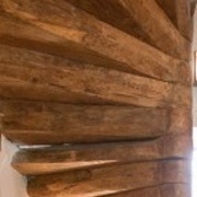 noyau central en bois massif, d après les techniques de tailleurs de pierres