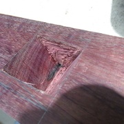 On voit ici l'emplacement d'un ancien clou (noirci) !