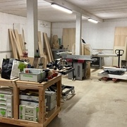 En cours d’installation. Une scie à ruban attend dehors que je lui fasse sa place.