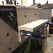 Appui pour les pièces lourdes (l'équerre sert pour régler la hauteur)