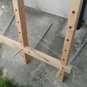 les "pieds" qui permettent de ne pas l'appuyer sur le mur