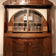 Buffet secession viennoise par Joseph-Maria-Olbrich  1902     https://commons.wikimedia.org/wiki/File:Joseph_maria_olbrich_per_hofm%C3%B6belfabrik_julius_gl%C3%BCckert,_credenza_in_rovere,_darmstad_1902,_01.jpg