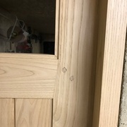 Zoom sur l'assemblage montant/traverse intermédiaire de la porte