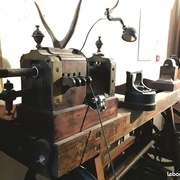 Magnifique tour à pédale. Avec une dynamo pour la lampe!