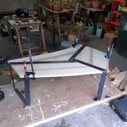 Les serre-joints positionnent une dernière plaque en fourchette avant soudure sur les pieds