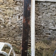 A noter une des chevilles qui dépasse (en jaune) et à côté l'extrémité d'une des poutres qui soutiennent le plancher du 1er, qui a l'air de traverser intégralement le mur !