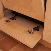 Partie basse positionnée avec des charnières invisible pour un positionnement simple