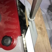 Arrêt de la rainure dans la mortaise intermédiaire du montant gauche de la porte