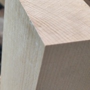 On aperçoit la marque du trusquin sur l'arête, mais pas le trait : job well zone !