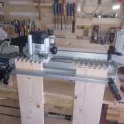 Réalisation des queues d'aronde des tiroirs avec le guide Leigh (cher mais très efficace)