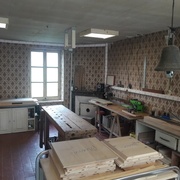 Au fond, un peu de rangement et une belle cheminée