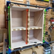 les cotés sont trop courts, ou le milieu trop long. Les panneaux supérieur et inférieurs sont donc légèrement bombés