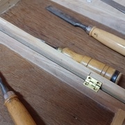 Découpe des entailles pour les charnières