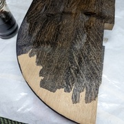 Solution d'oxyde de fer en cours d'application sur une pièce de chêne