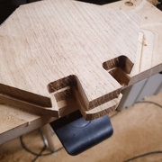 Usinage des assises "à la macbook", directement dans un bloc de bois, après passage à la scie à ruban