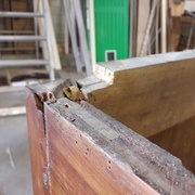 La traverse arrière présente une surépaisseur...