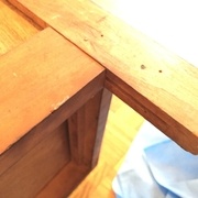 le coté qui va bien, on remarque le clou qui traverse le tenon