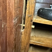 Axe de rotation pour les crochets