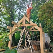 La faîtière prête à être hissée