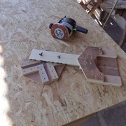 Le bras et la semelle pour la défonceuse. On voit le perçage de goupillage au milieu des 6 vis pour permettre une mise en position rapide et répétable du bras.