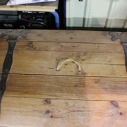 Détail des charnières et  la poignée qui est une simple ficelle pour éviter les sur épaisseurs